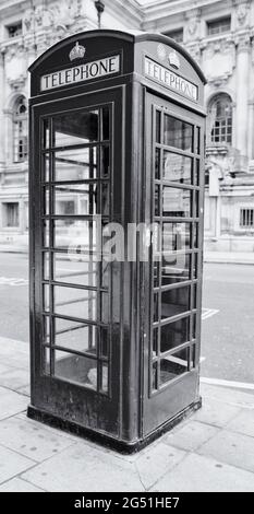 Telephone Booth on Sidewalk, Londra, Inghilterra, Regno Unito Foto Stock