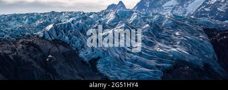 Ghiacciaio di Craggy Grey che cade a Lago Grey, Regione di Magellanes, Torres del Paine, Cile Foto Stock
