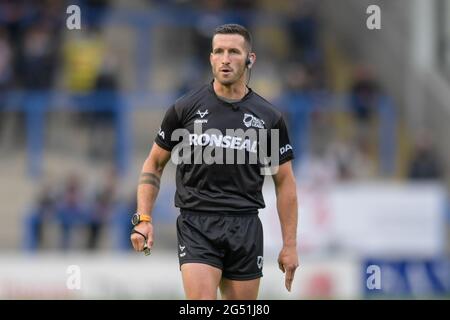 Warrington, Regno Unito. 24 Giugno 2021. Arbitro Jack Smith in azione durante la partita a Warrington, Regno Unito, il 24/06/2021. (Foto di Simon Whitehead/SW Photo/News Images/Sipa USA) Credit: Sipa USA/Alamy Live News Foto Stock