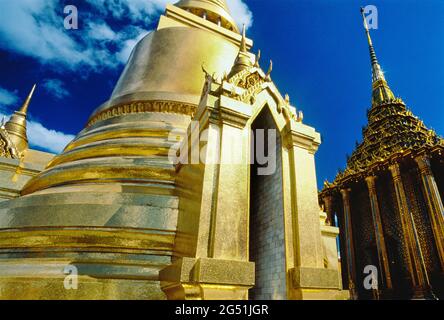 Golden stupa al tempio Wat Phra Kaew all'interno del Grand Palace, Bangkok, Thailandia Foto Stock