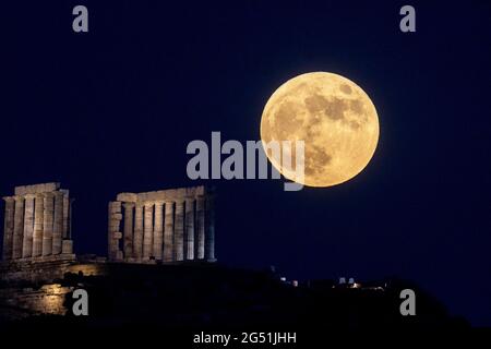 Atene, Grecia. 24 giugno 2021. La luna piena sorge sul Tempio di Poseidone a Capo Sounion, a circa 70 km a sud-est da Atene, Grecia. ©Elias Verdi/Alamy Live News Foto Stock