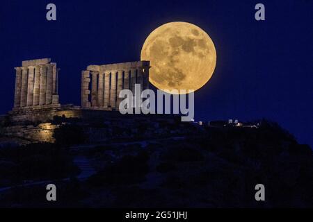 Atene, Grecia. 24 giugno 2021. La luna piena sorge sul Tempio di Poseidone a Capo Sounion, a circa 70 km a sud-est da Atene, Grecia. ©Elias Verdi/Alamy Live News Foto Stock