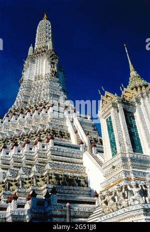 Architettura bianca e stupa, Wat Arun Temple, Bangkok, Thailandia Foto Stock