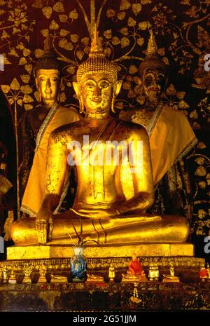 Statua del Buddha d'oro all'interno di Wat Phra che Lampang Luang tempio, Lampang, Thailandia Foto Stock