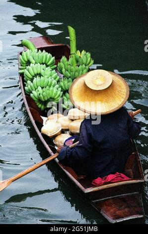 Vista ad alto angolo del mercato galleggiante, Damnoen Saduak, Thailandia, Sud-est asiatico Foto Stock