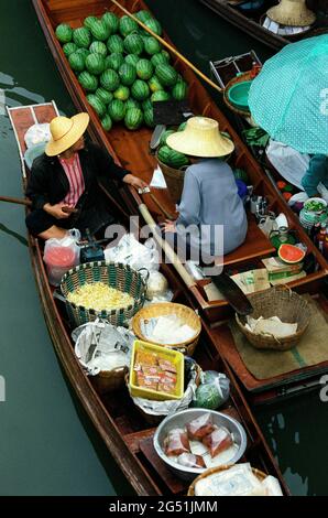 Vista ad alto angolo del mercato galleggiante, Damnoen Saduak, Thailandia, Sud-est asiatico Foto Stock