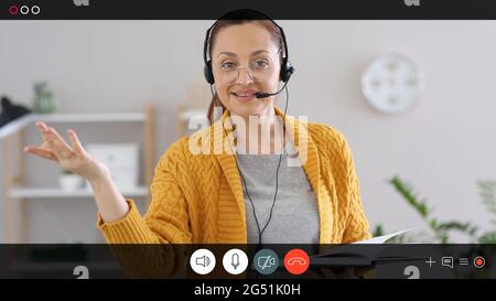 Insegnante che conduce la lezione online Foto Stock