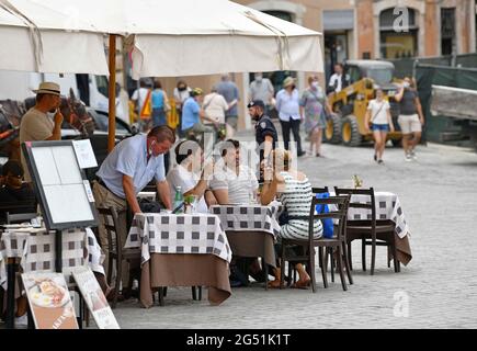 Roma, Italia. 24 Giugno 2021. Il 24 giugno 2021 si siede sulla terrazza di un ristorante a Roma. A partire dalla prossima settimana, l'Italia si appresta a revocare il mandato della maschera facciale esterna, in quanto i principali indicatori COVID-19 del paese sembrano essersi stabilizzati. Credit: Jin Mamengni/Xinhua/Alamy Live News Foto Stock