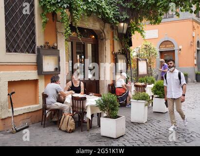 Roma, Italia. 24 Giugno 2021. Il 24 giugno 2021 si siede sulla terrazza di un ristorante a Roma. A partire dalla prossima settimana, l'Italia si appresta a revocare il mandato della maschera facciale esterna, in quanto i principali indicatori COVID-19 del paese sembrano essersi stabilizzati. Credit: Jin Mamengni/Xinhua/Alamy Live News Foto Stock