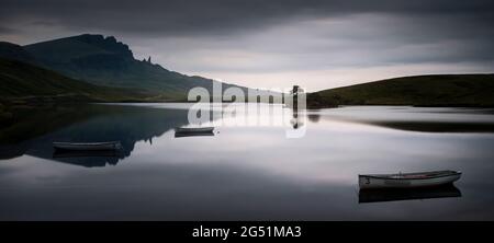 Old Man of Storr riflettendo a Loch Fada, Isola di Skye, Scozia, Regno Unito Foto Stock