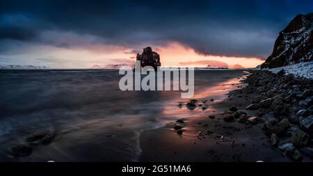 Roccia e costa di Hvitserkur all'alba, Islanda Foto Stock