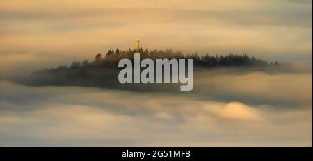 Nebbia nelle montagne di Pieniny all'alba, Polonia minore Voivodato, Polonia Foto Stock