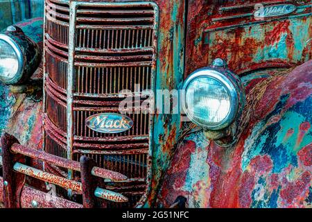 Dettaglio anteriore del vecchio camion arrugginito Foto Stock