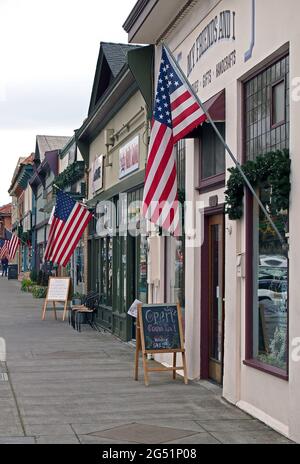 Negozi con bandiere americane lungo Niles Boulevard nel distretto di Niles di Fremont, California Foto Stock