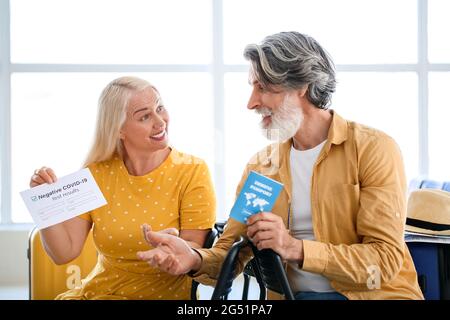 Turisti anziani con passaporto immunitario e risultati negativi covid-19 test all'aeroporto Foto Stock