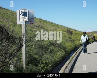 Cartello per l'evacuazione dello tsunami lungo il sentiero costiero della California a pacifica Foto Stock