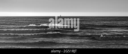 Onde che si infrangono nell'Oceano Pacifico in bianco e nero Foto Stock
