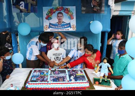 Kolkata, India. 24 Giugno 2021. Gli appassionati indiani di Argentina e Lionel messi, celebrano il suo trentasquattresimo compleanno in un appartamento a tre piani dipinto in blu e bianco dal venditore indiano di tè Shib Shankar Patra a Kolkata a nord, a circa 35 km da Kolkata. (Foto di Dipa Chakraborty/Pacific Press) Credit: Pacific Press Media Production Corp./Alamy Live News Foto Stock