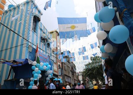 Kolkata, India. 24 Giugno 2021. Gli appassionati indiani di Argentina e Lionel messi, celebrano il suo trentasquattresimo compleanno in un appartamento a tre piani dipinto in blu e bianco dal venditore indiano di tè Shib Shankar Patra a Kolkata a nord, a circa 35 km da Kolkata. (Foto di Dipa Chakraborty/Pacific Press) Credit: Pacific Press Media Production Corp./Alamy Live News Foto Stock