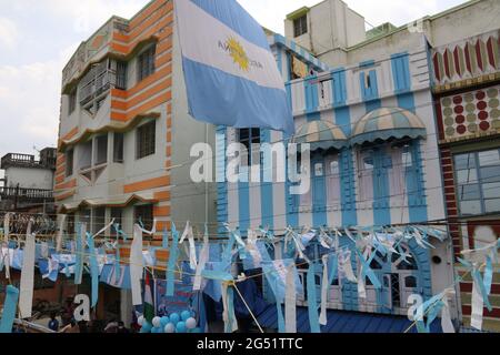 Kolkata, India. 24 Giugno 2021. Gli appassionati indiani di Argentina e Lionel messi, celebrano il suo trentasquattresimo compleanno in un appartamento a tre piani dipinto in blu e bianco dal venditore indiano di tè Shib Shankar Patra a Kolkata a nord, a circa 35 km da Kolkata. (Foto di Dipa Chakraborty/Pacific Press) Credit: Pacific Press Media Production Corp./Alamy Live News Foto Stock