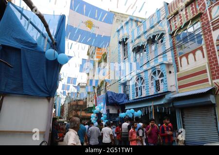 Kolkata, India. 24 Giugno 2021. Gli appassionati indiani di Argentina e Lionel messi, celebrano il suo trentasquattresimo compleanno in un appartamento a tre piani dipinto in blu e bianco dal venditore indiano di tè Shib Shankar Patra a Kolkata a nord, a circa 35 km da Kolkata. (Foto di Dipa Chakraborty/Pacific Press) Credit: Pacific Press Media Production Corp./Alamy Live News Foto Stock