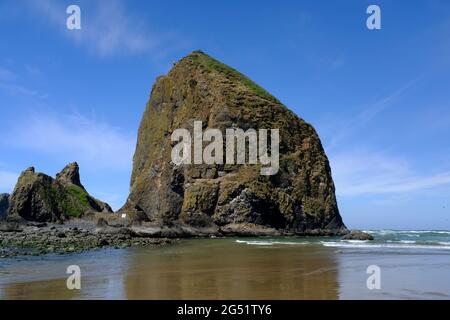 Haystack Rock, Cannon Beach, Oregon, Stati Uniti d'America Foto Stock