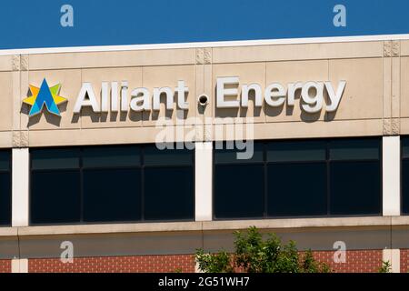 MADISON, WI, USA - 18 GIUGNO 2021 - marchio e marchio esterno della sede centrale di Alliant Energy. Foto Stock