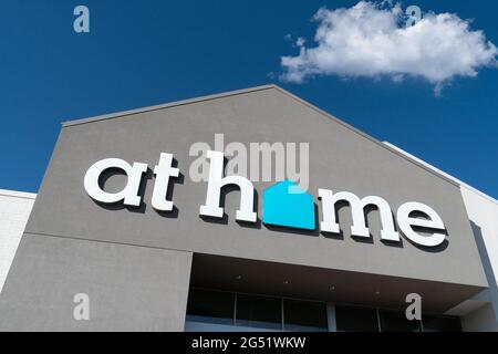 MADISON, WI, USA - 18 GIUGNO 2021 - esterni e logo del marchio AT Home decor Superstore. Foto Stock