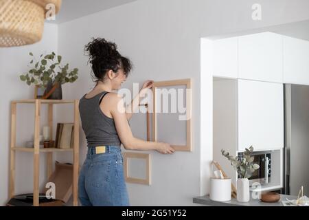 Moderne foto di pareti appese femminili in legno con cornice decorata camera in stile minimalista scandi Foto Stock
