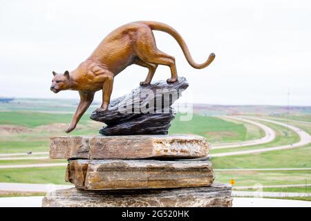 Beulah, Wyoming, Stati Uniti, maggio, 22, 2021, statua cougar presso il centro di benvenuto Wyoming, entrando nello stato sulla i-90 dal South Dakota, orizzontale Foto Stock