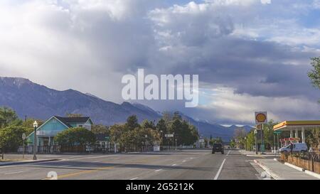 Storica cittadina di montagna in California con fumo da fuoco selvaggio nel cielo Foto Stock