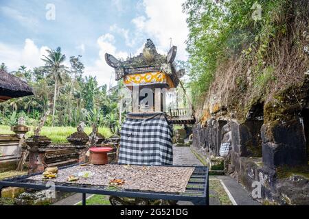 Altare indù a Yeh Pulu - antico rilievo a Desa Bedulu, Kabupaten Gianyar, Bali, Indonesia. Intagliatura nella parete di roccia. Foto Stock