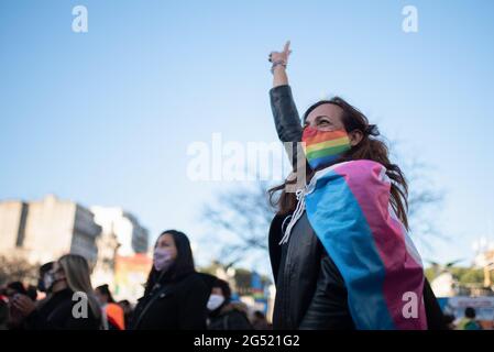 Buenos Aires, Argentina. 24 Giugno 2021. Una persona gesti in attesa del voto della legge. Voto e approvazione della quota di lavoro per travestiti e transgender in Argentina, un grande gruppo di persone si è riunito al di fuori del Congresso della nazione argentina per tenere una veglia in attesa del risultato del voto del Senato, che si è concluso con l'approvazione della legge. (Foto di Manuel Cortina/SOPA Images/Sipa USA) Credit: Sipa USA/Alamy Live News Foto Stock