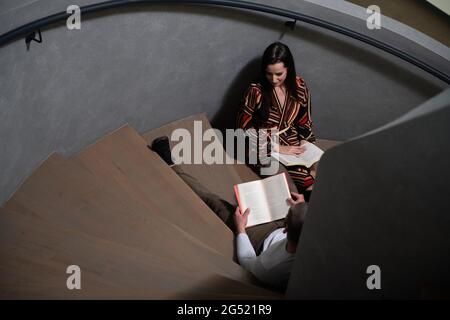 Studenti che preparano esami e lezioni di apprendimento per la scuola di arte di architettura di scale a spirale Foto Stock