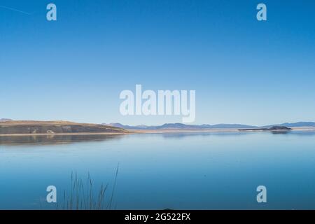 Mono lago, California in autunno in giornata di sole con cielo azzurro chiaro e tufo Foto Stock