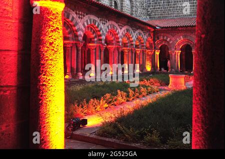 FRANCIA. ALTA LOIRA (43). REGIONE AUVERGNE. CATTEDRALE DI NOTRE-DAME-DU-PUY. IL CHIOSTRO ROMANO È STATO COSTRUITO NEL 12 ° SECOLO CON PIETRE VULCANICHE Foto Stock