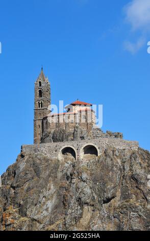 FRANCIA. HAUTE-LOIRE (43) REGIONE AUVERGNE. LE PUY-EN-VELAY. LA CAPPELLA DI SAINT-MICHEL D'AIGUILHE È STATO COSTRUITO NEL 961 SULLA CIMA DELLA ROCCIA SAINT-MICHEL Foto Stock