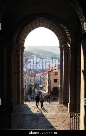 FRANCIA. ALTA LOIRA (43). REGIONE AUVERGNE. LE PUY-EN-VELAY. INGRESSO DELLA CATTEDRALE DI NOSTRA SIGNORA DI VELAY PER I PELLEGRINI CHE FANNO LA VIA PODIENSIS, Foto Stock