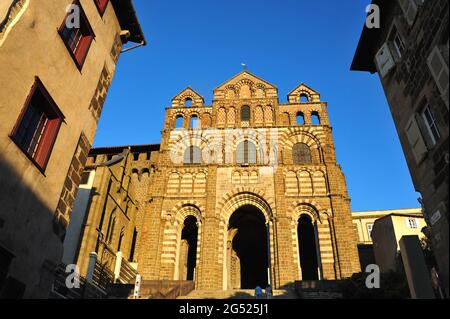 FRANCIA. ALTA LOIRA (43). REGIONE AUVERGNE. LE PUY-EN-VELAY. INGRESSO DELLA CATTEDRALE DI NOSTRA SIGNORA DI VELAY PER I PELLEGRINI CHE FANNO LA VIA PODIENSIS, Foto Stock