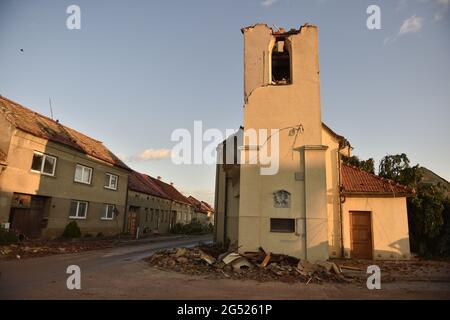 Hrusky, Repubblica Ceca. 25 Giugno 2021. Tornado Hrusky Hit villaggio e diversi altri villaggi nel distretto di Breclav, Moravia del Sud, Repubblica Ceca, il Giovedi, 24 giugno, 2021. Sulla foto si vede una parte del villaggio il Venerdì mattina, 25 giugno 2021. Credit: Vaclav Salek/CTK Photo/Alamy Live News Credit: CTK/Alamy Live News Foto Stock