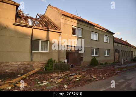 Hrusky, Repubblica Ceca. 25 Giugno 2021. Tornado Hrusky Hit villaggio e diversi altri villaggi nel distretto di Breclav, Moravia del Sud, Repubblica Ceca, il Giovedi, 24 giugno, 2021. Sulla foto si vede una parte del villaggio il Venerdì mattina, 25 giugno 2021. Credit: Vaclav Salek/CTK Photo/Alamy Live News Credit: CTK/Alamy Live News Foto Stock