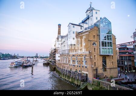 REGNO UNITO. LONDRA. BUTLERS WHARF DAL TOWER BRIDGE, SUL TAMIGI Foto Stock