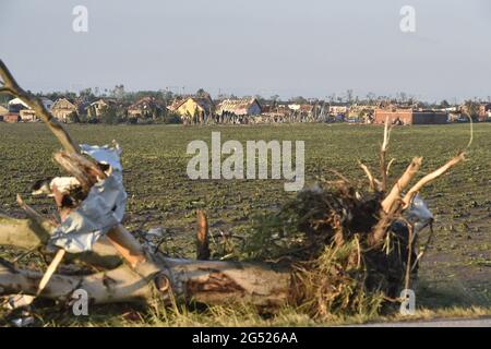 Hrusky, Repubblica Ceca. 25 Giugno 2021. Tornado villaggio colpito Moravska Nova Ves e diversi altri villaggi nel distretto di Breclav, Moravia del Sud, Repubblica Ceca, il Giovedi, 24 giugno, 2021. Foto dal 25 giugno 2021. Credit: Vaclav Salek/CTK Photo/Alamy Live News Credit: CTK/Alamy Live News Foto Stock