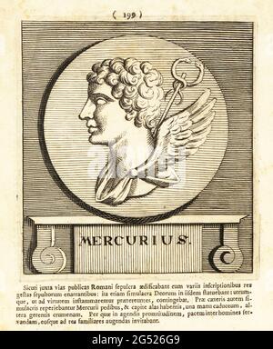 Mercurio, dio romano di guadagno finanziario, commercio, eloquenza, messaggi, comunicazione, fortuna, ingannevole e ladri. In accappatoio alato con personale caduceo con serpenti intrecciati. Hermes nella mitologia greca. Mercurius. Incisione su copperplate di Pieter Bodart (1676-1712) da Henricus Spoor's Deorum et Heroum, virorum et mulierum Illustrium imagines Antiquae Illustatae, dei ed Eroi, uomini e Donne, Illustrated with Antique Images, Petrum, Amsterdam, 1715. Pubblicato per la prima volta come Favissæ utriusque antiquitatis tam Romanæ quam Græcæ nel 1707. Henricus Spoor era un medico olandese, studioso classico, poeta e wr Foto Stock