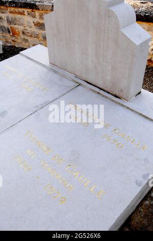 FRANCIA. ALTA MARNA (52). COLOMBEY-LES-DEUX-EGLISES. LA TOMBA DEL GENERALE DE GAULLE, SUA MOGLIE YVONNE E LA FIGLIA ANNE NEL CIMITERO DELLA VILLA Foto Stock