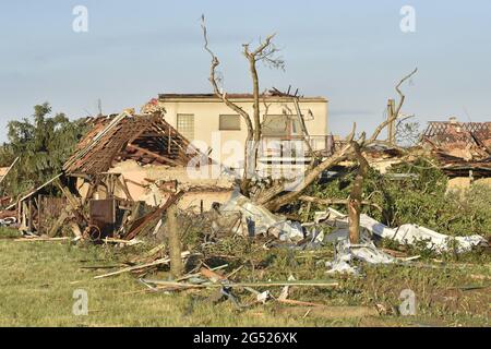 Hrusky, Repubblica Ceca. 25 Giugno 2021. Tornado Hrusky Hit villaggio e diversi altri villaggi nel distretto di Breclav, Moravia del Sud, Repubblica Ceca, il Giovedi, 24 giugno, 2021. Sulla foto si vede una parte del villaggio il Venerdì mattina, 25 giugno 2021. Credit: Vaclav Salek/CTK Photo/Alamy Live News Credit: CTK/Alamy Live News Foto Stock