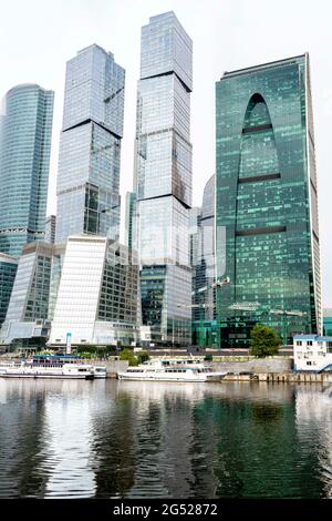 09.05.2020 Mosca, Russia. Navigazione sul fiume Moskva nella zona della città di Mosca Foto Stock