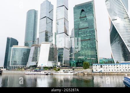 09.05.2020 Mosca, Russia. Navigazione sul fiume Moskva nella zona della città di Mosca Foto Stock