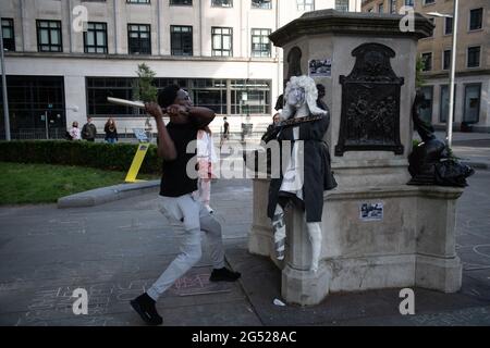 Bristol, Regno Unito. 7 giugno 2021. I giovani bristoliani decisero di celebrare il 1° anniversario della deposizione della statua di Edward Colston Foto Stock