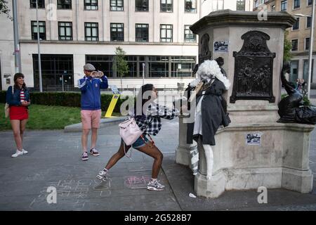 Bristol, Regno Unito. 7 giugno 2021. I giovani bristoliani decisero di celebrare il 1° anniversario della deposizione della statua di Edward Colston Foto Stock